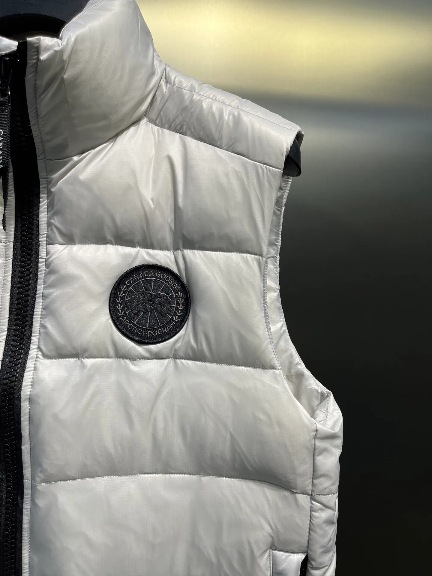P560 Canadian brand CanadaGoose men's and women's CROFTON lightweight down vest 2229M DWR water-repellent treatment WindWall windproof fabric 700 fleece filling original mold opening details one to one production The upper body effect is stunning Exclusively available on the Xiaohongshu purchasing platform The highest version on the market Size: XS S M L XL XXL